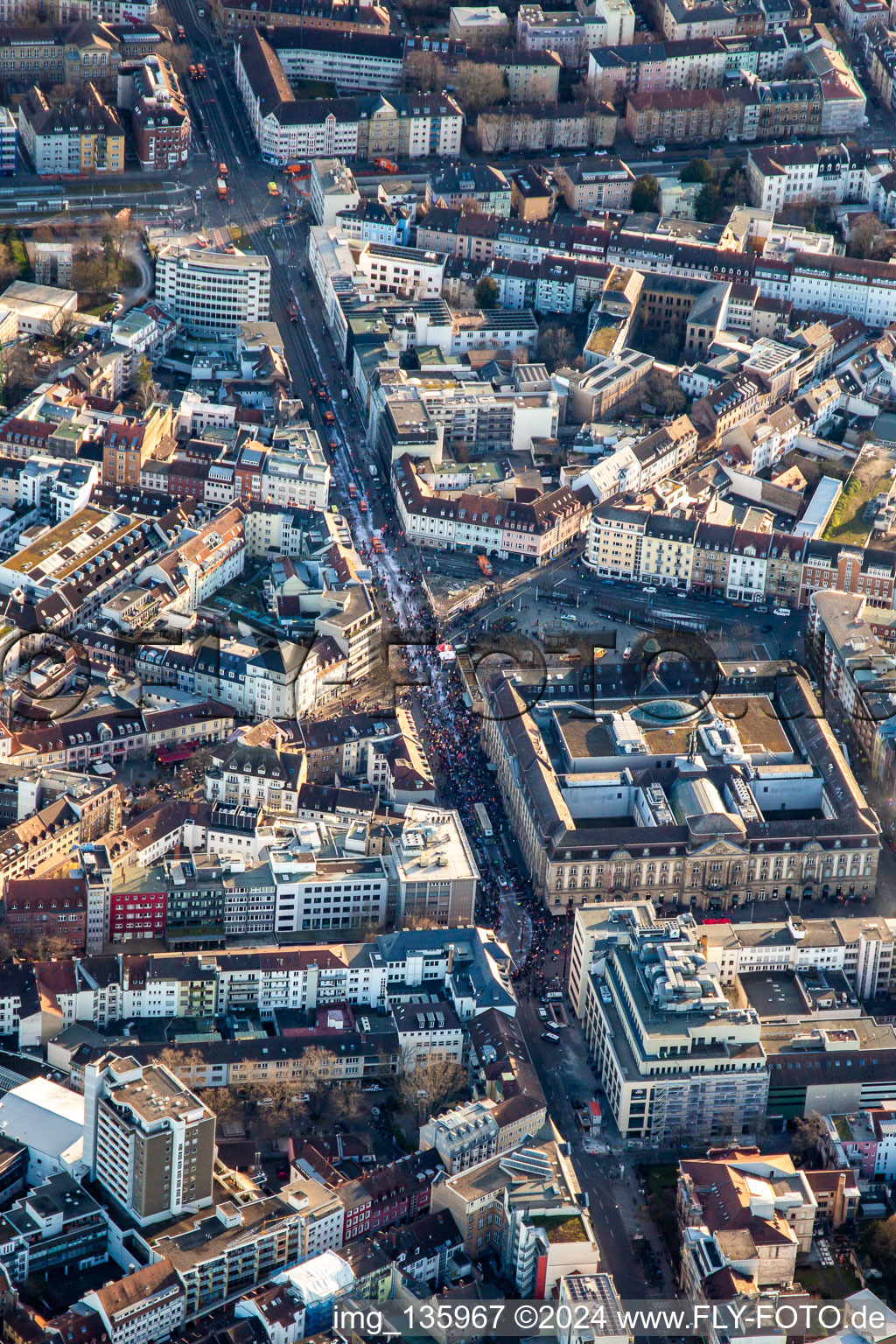 Vue aérienne de En route pour le défilé du carnaval sur la Karlstrasse à le quartier Innenstadt-West in Karlsruhe dans le département Bade-Wurtemberg, Allemagne