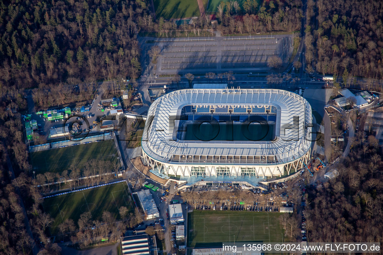 Vue aérienne de BBBank Wildpark, le nouveau stade presque terminé du KSC à le quartier Innenstadt-Ost in Karlsruhe dans le département Bade-Wurtemberg, Allemagne