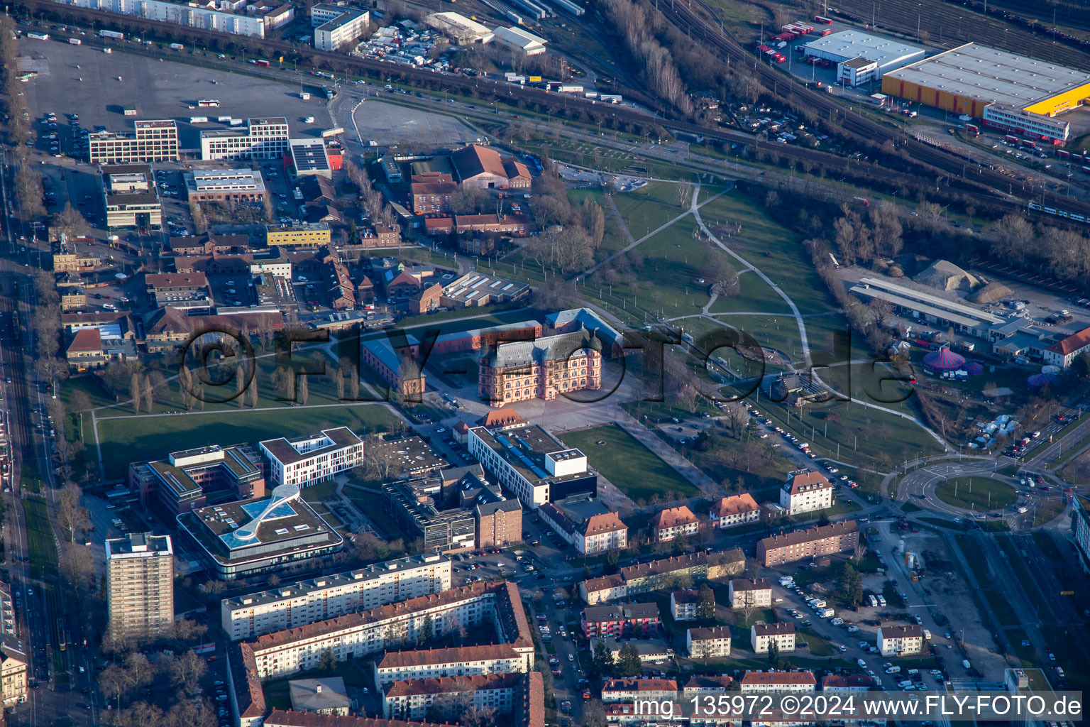 Vue aérienne de Château de Gottesaue (école de musique) et espace vert du parc Otto-Dullenkopf à le quartier Oststadt in Karlsruhe dans le département Bade-Wurtemberg, Allemagne