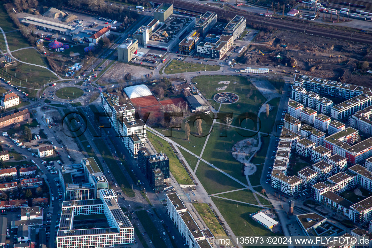 Vue aérienne de Jardin des religions au parc de la ville à le quartier Südstadt in Karlsruhe dans le département Bade-Wurtemberg, Allemagne