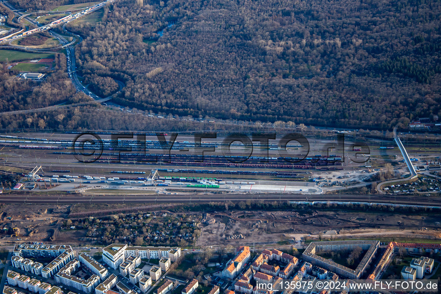 Vue aérienne de Gare de fret à le quartier Südstadt in Karlsruhe dans le département Bade-Wurtemberg, Allemagne