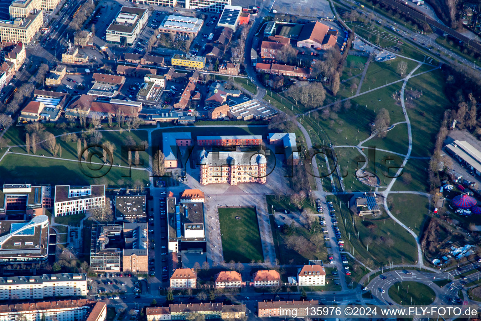 Vue aérienne de Château de Gottesaue (école de musique) et espace vert du parc Otto-Dullenkopf à le quartier Oststadt in Karlsruhe dans le département Bade-Wurtemberg, Allemagne