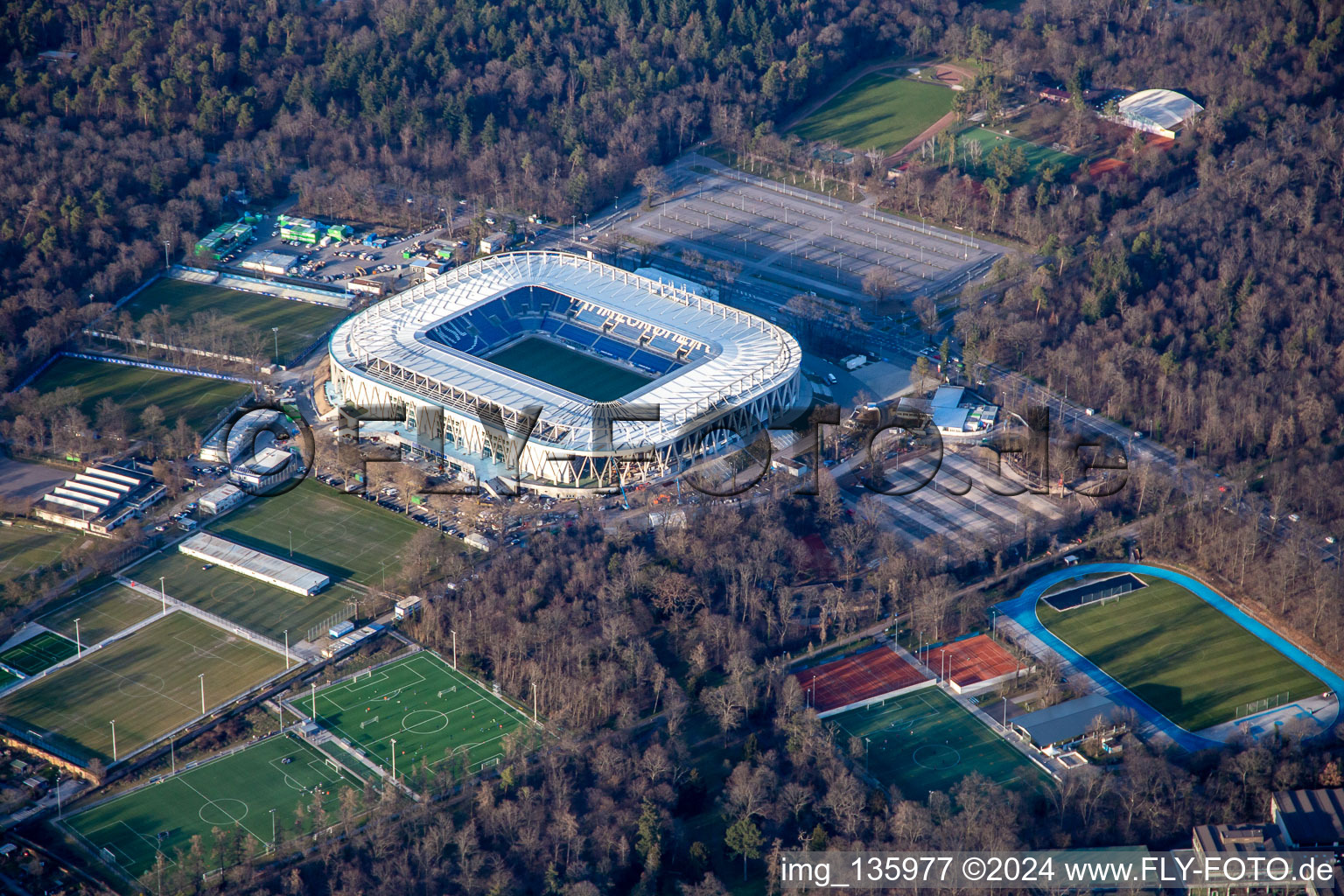 Vue oblique de BBBank Wildpark, le nouveau stade presque terminé du KSC à le quartier Innenstadt-Ost in Karlsruhe dans le département Bade-Wurtemberg, Allemagne