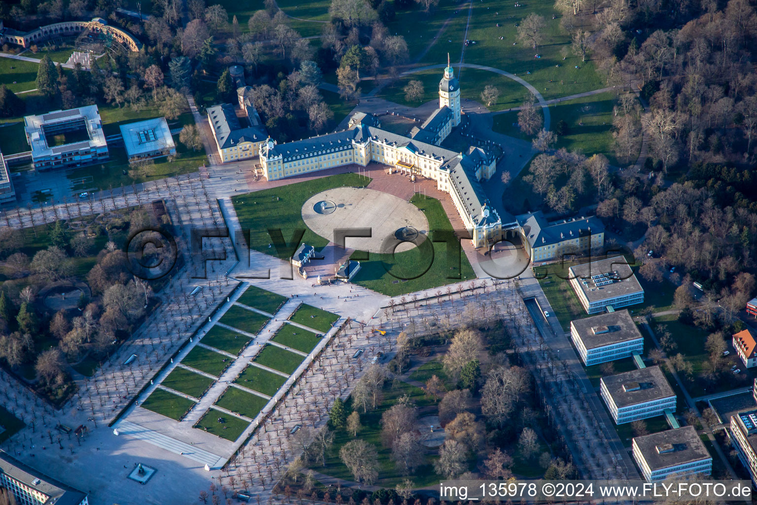 Vue aérienne de Place du château au Musée national de Baden dans le château à le quartier Innenstadt-West in Karlsruhe dans le département Bade-Wurtemberg, Allemagne