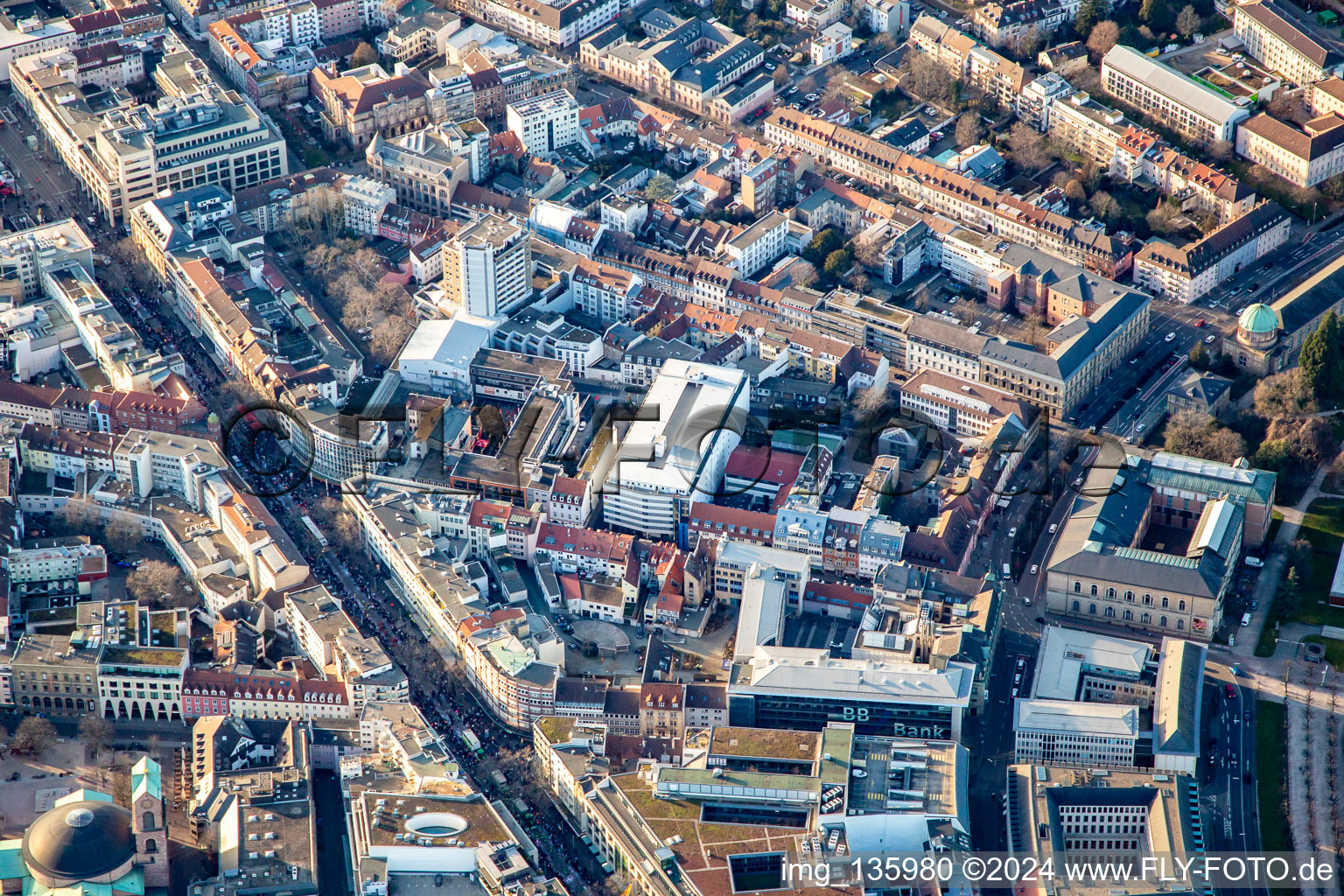 Vue aérienne de En route pour le défilé du carnaval sur Kaiserstr à le quartier Innenstadt-West in Karlsruhe dans le département Bade-Wurtemberg, Allemagne