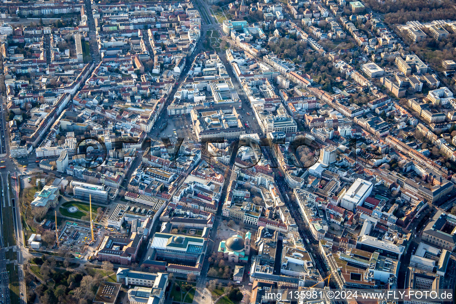 Vue aérienne de Stephanienstraße, Kaiserstr et Amalienstraße se rencontrent sur la Kaiserplatz / Mühlburger Tor à le quartier Innenstadt-West in Karlsruhe dans le département Bade-Wurtemberg, Allemagne