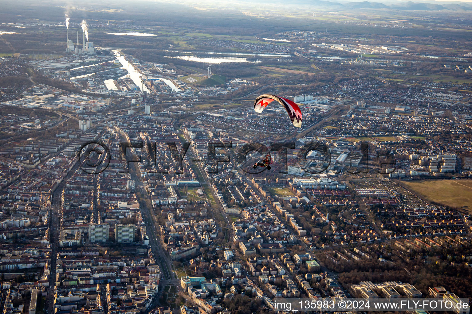 Vue aérienne de Kaiserallee vers W à le quartier Weststadt in Karlsruhe dans le département Bade-Wurtemberg, Allemagne