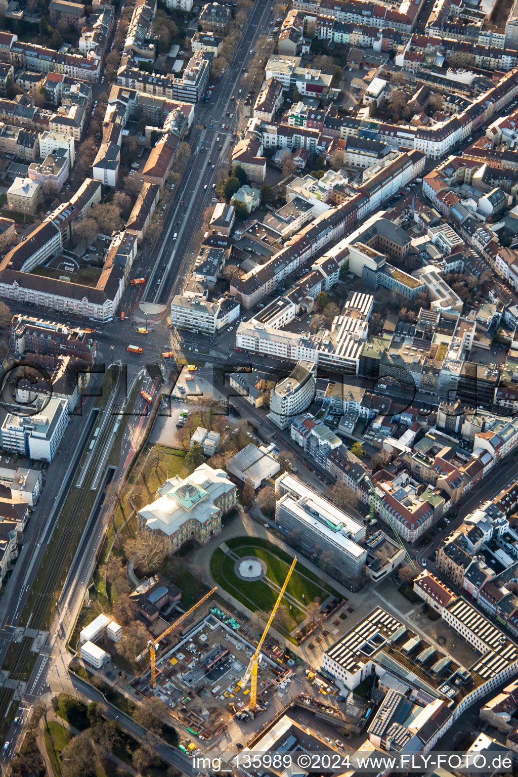 Vue aérienne de Cour fédérale de justice, Kaiserallee x Karlstr à le quartier Innenstadt-Ost in Karlsruhe dans le département Bade-Wurtemberg, Allemagne