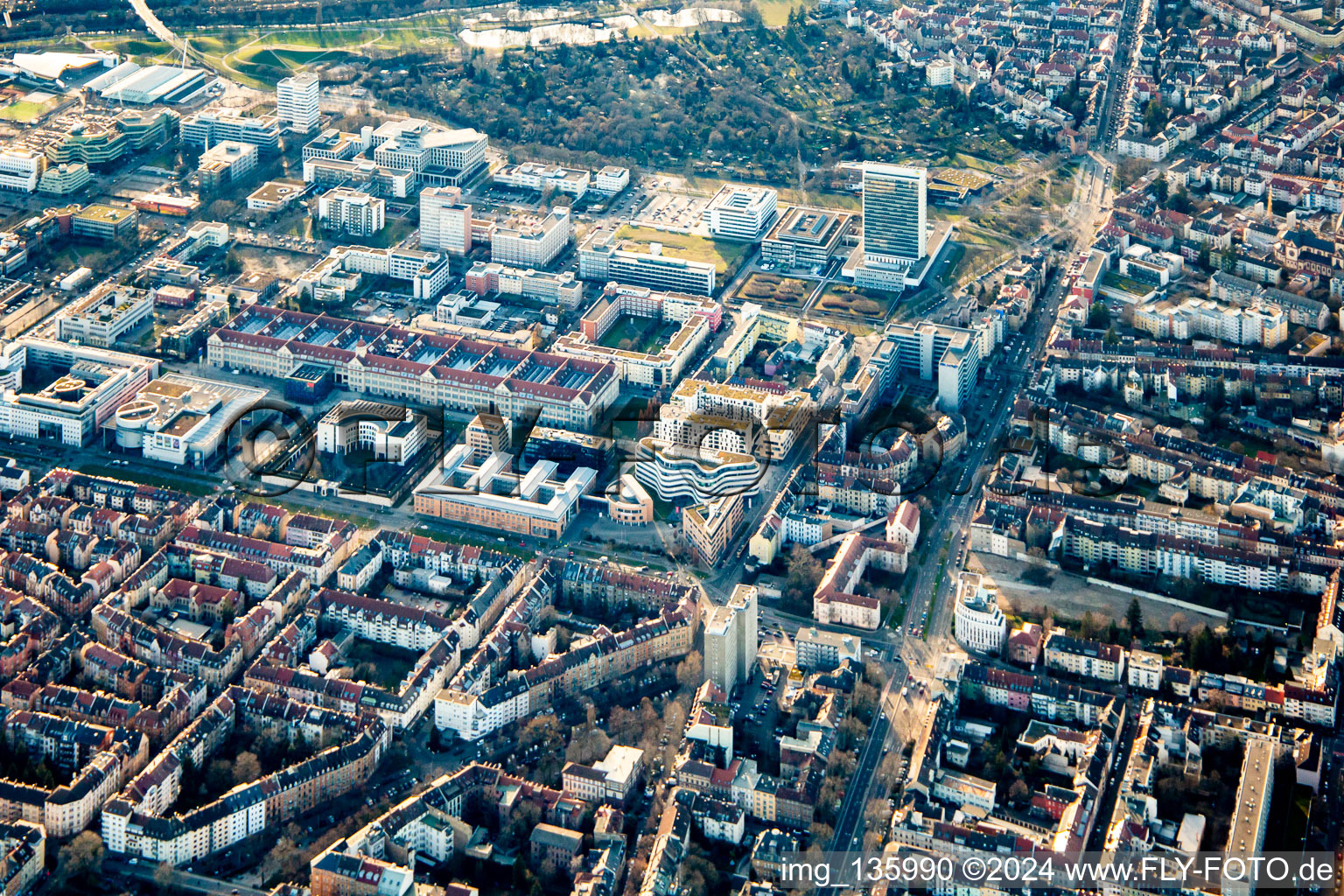 Vue aérienne de ZKM, Brauerstr. à le quartier Südweststadt in Karlsruhe dans le département Bade-Wurtemberg, Allemagne