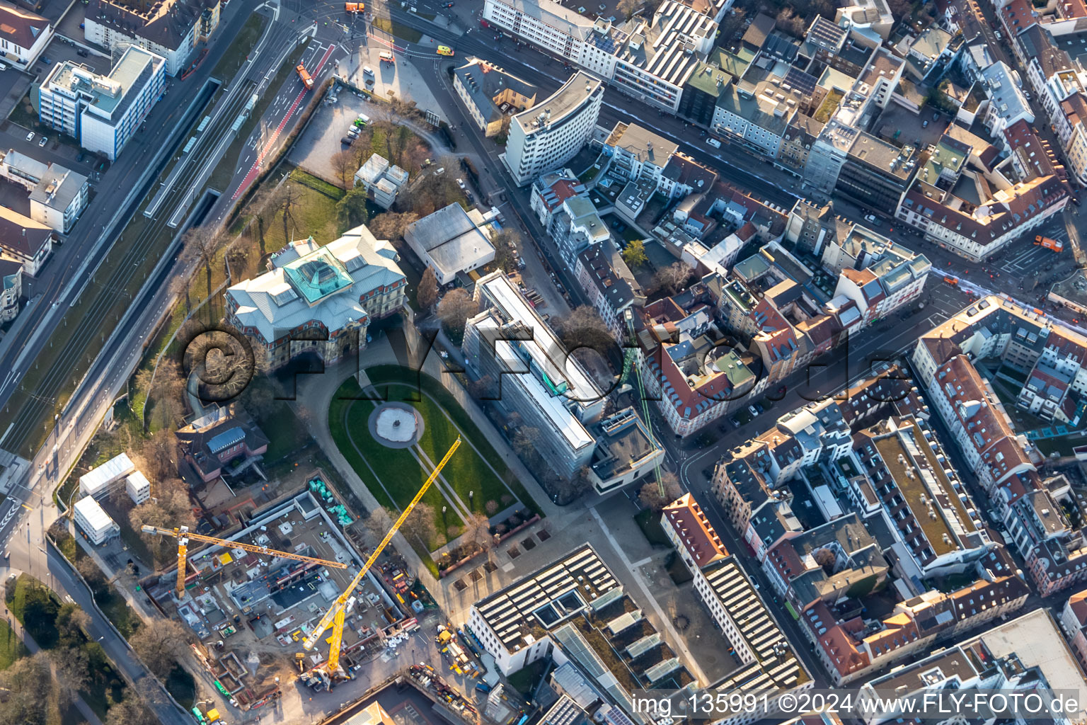 Vue aérienne de Cour fédérale de justice au Palais grand-ducal héréditaire à le quartier Innenstadt-West in Karlsruhe dans le département Bade-Wurtemberg, Allemagne