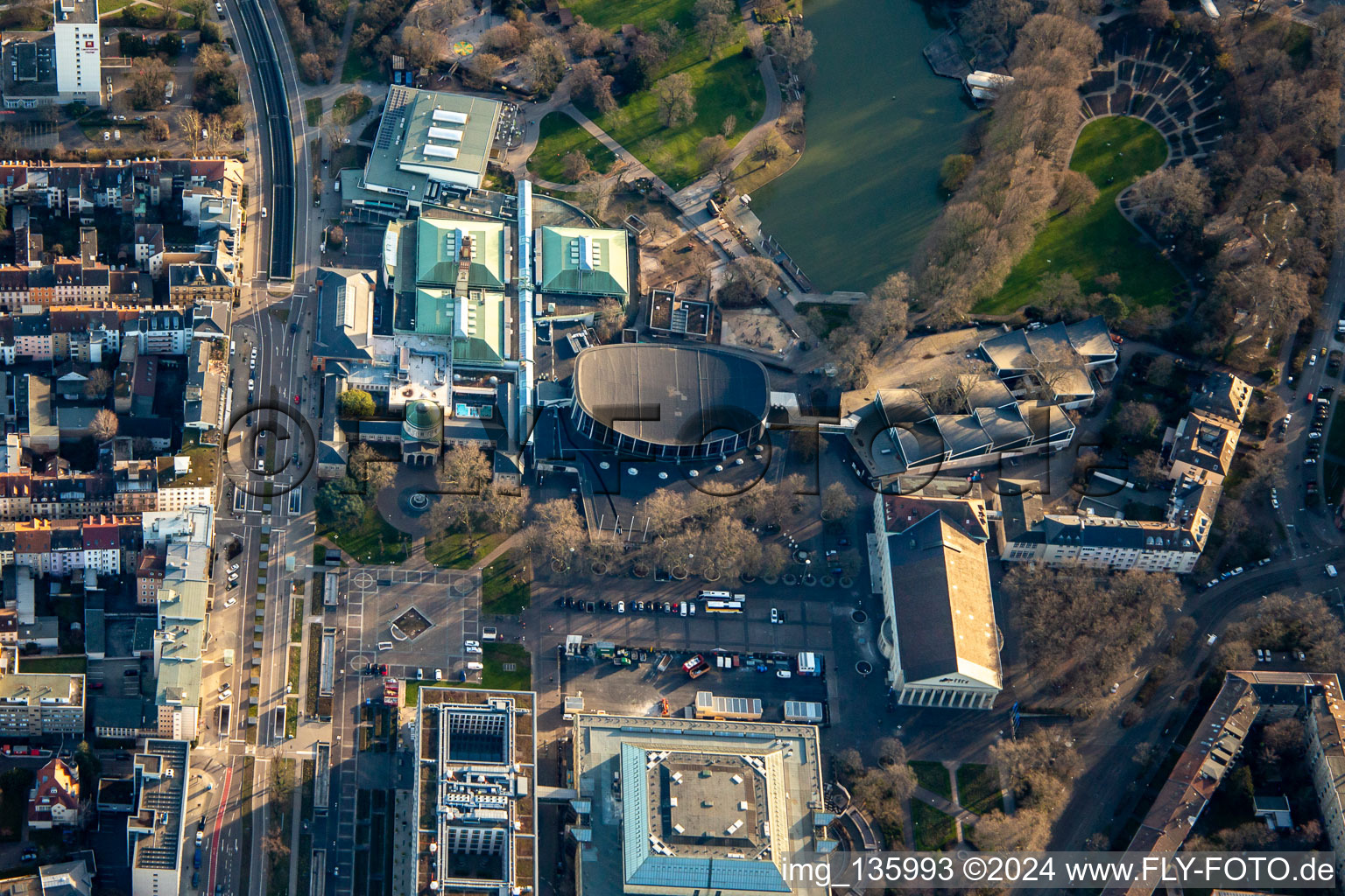 Vue aérienne de Champ de foire avec la salle de la Forêt-Noire, le Vierortbad, la salle du jardin et la salle Nancy sur le Stadtgartensee à le quartier Südweststadt in Karlsruhe dans le département Bade-Wurtemberg, Allemagne