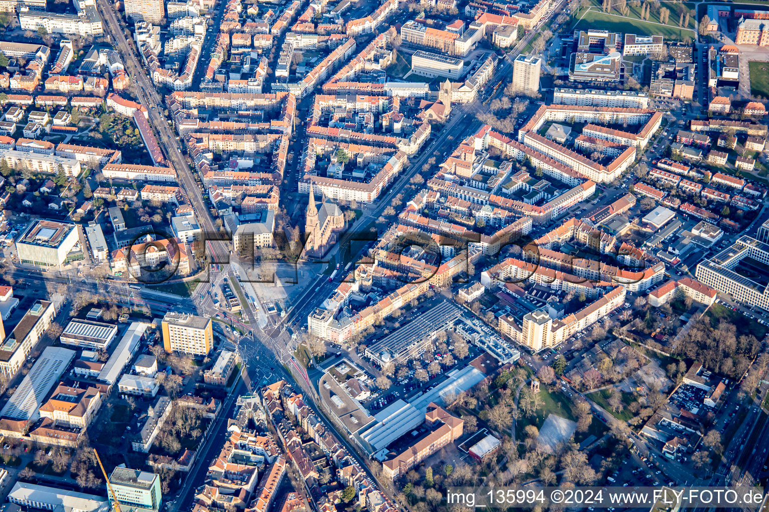 Vue aérienne de Karl-Wilhelm-Straße et Durlache Allee se rencontrent à Durlacher Tor à le quartier Oststadt in Karlsruhe dans le département Bade-Wurtemberg, Allemagne