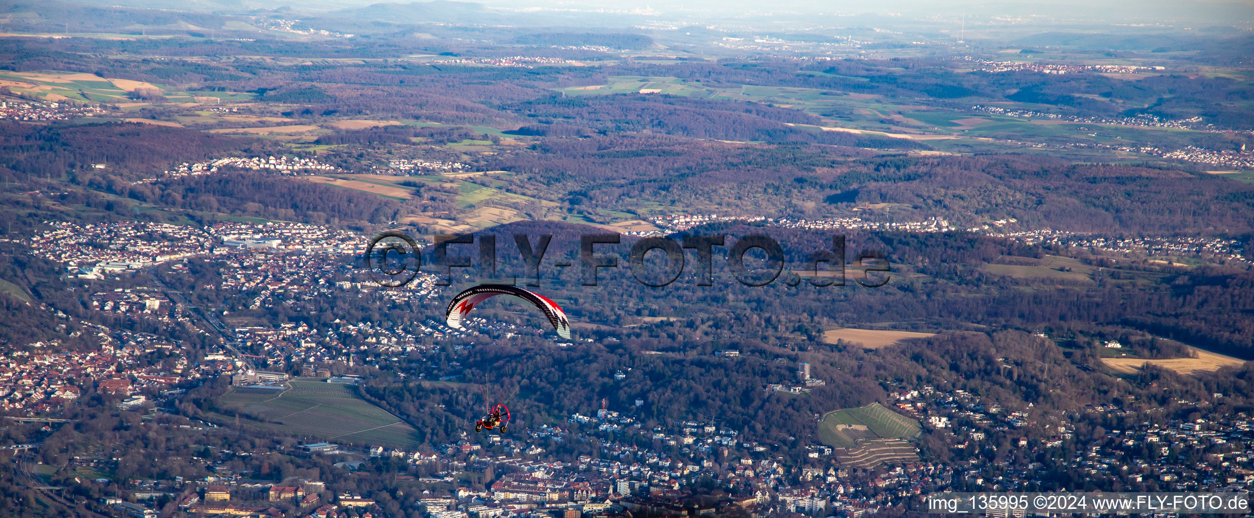 Vue aérienne de Au-dessus du Turmberg à le quartier Durlach in Karlsruhe dans le département Bade-Wurtemberg, Allemagne