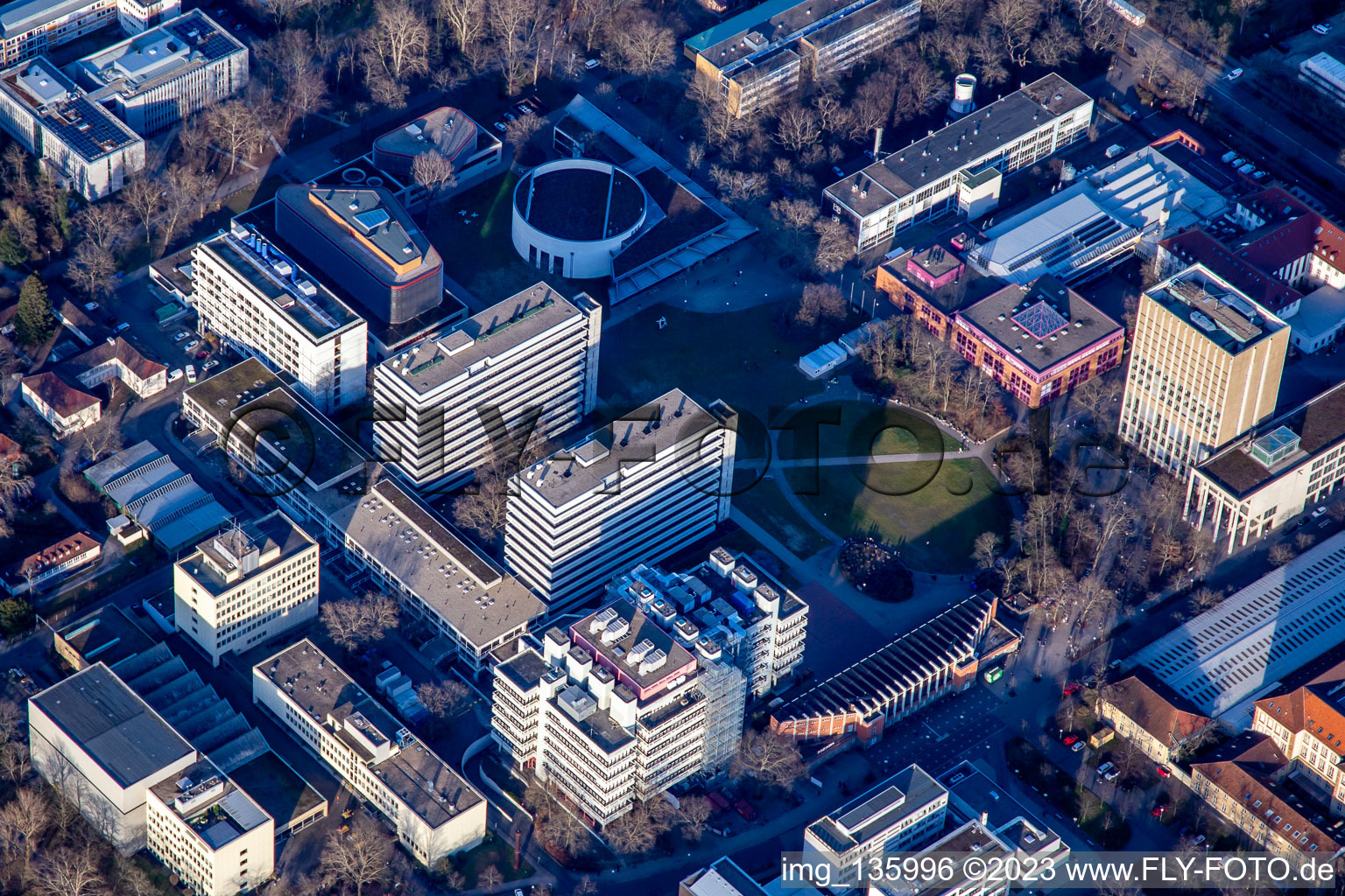 Vue aérienne de KIT Audimax Campus Sud à le quartier Innenstadt-Ost in Karlsruhe dans le département Bade-Wurtemberg, Allemagne