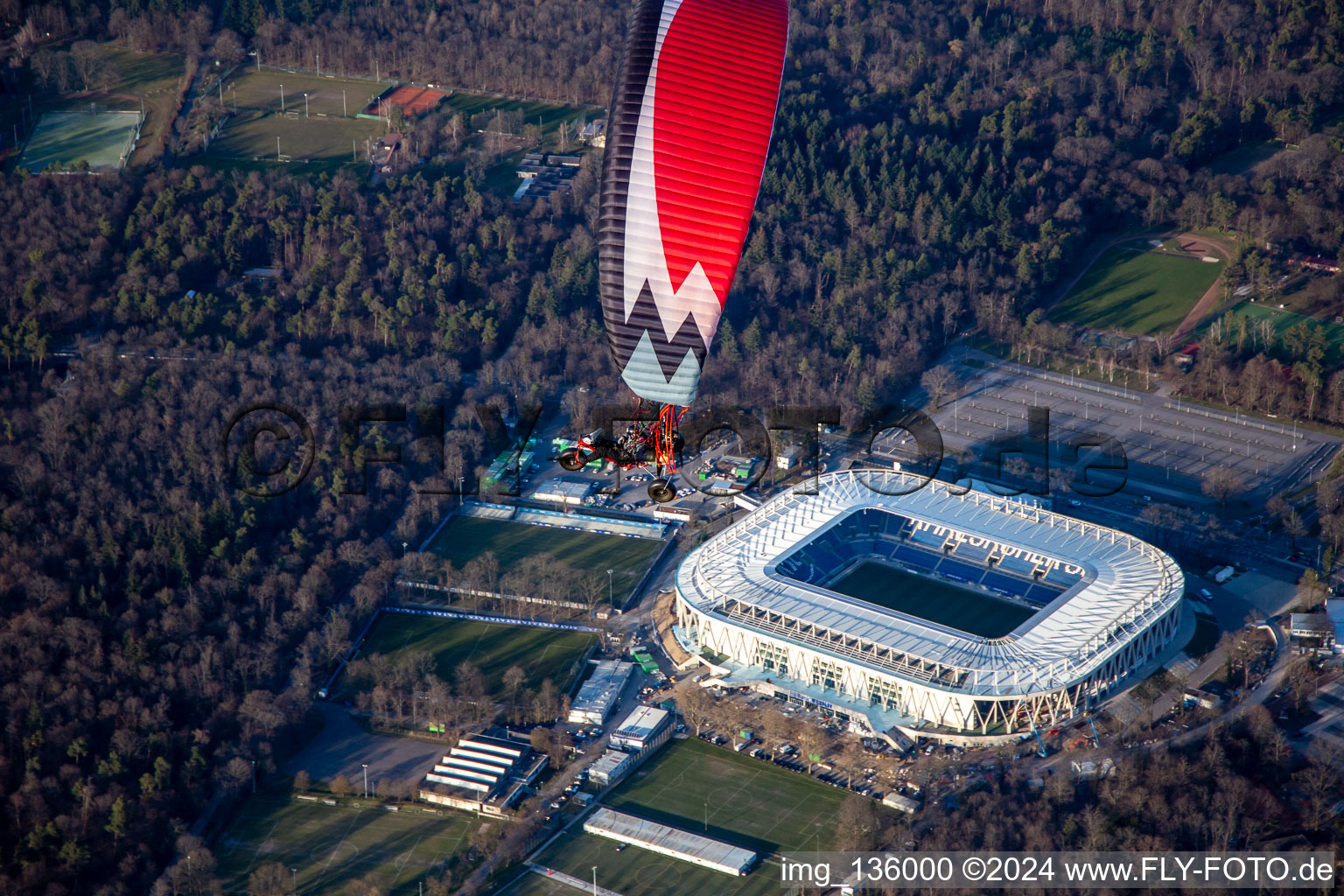 BBBank Wildpark, le nouveau stade presque terminé du KSC à le quartier Innenstadt-Ost in Karlsruhe dans le département Bade-Wurtemberg, Allemagne d'en haut