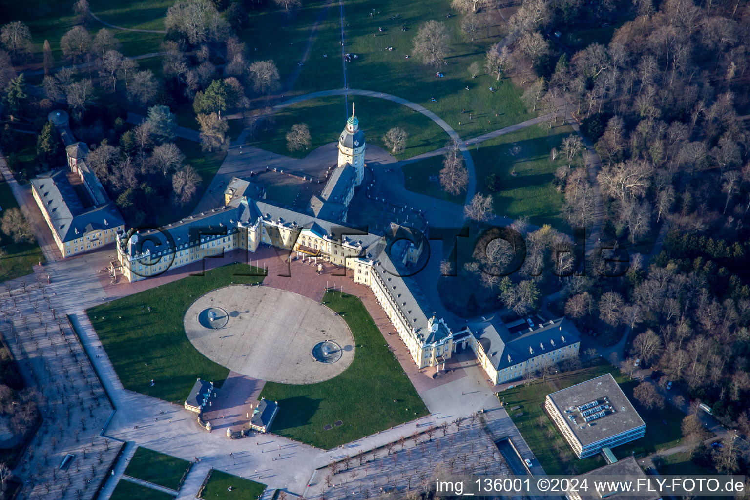 Vue aérienne de Musée national de Bade dans le château à le quartier Innenstadt-West in Karlsruhe dans le département Bade-Wurtemberg, Allemagne