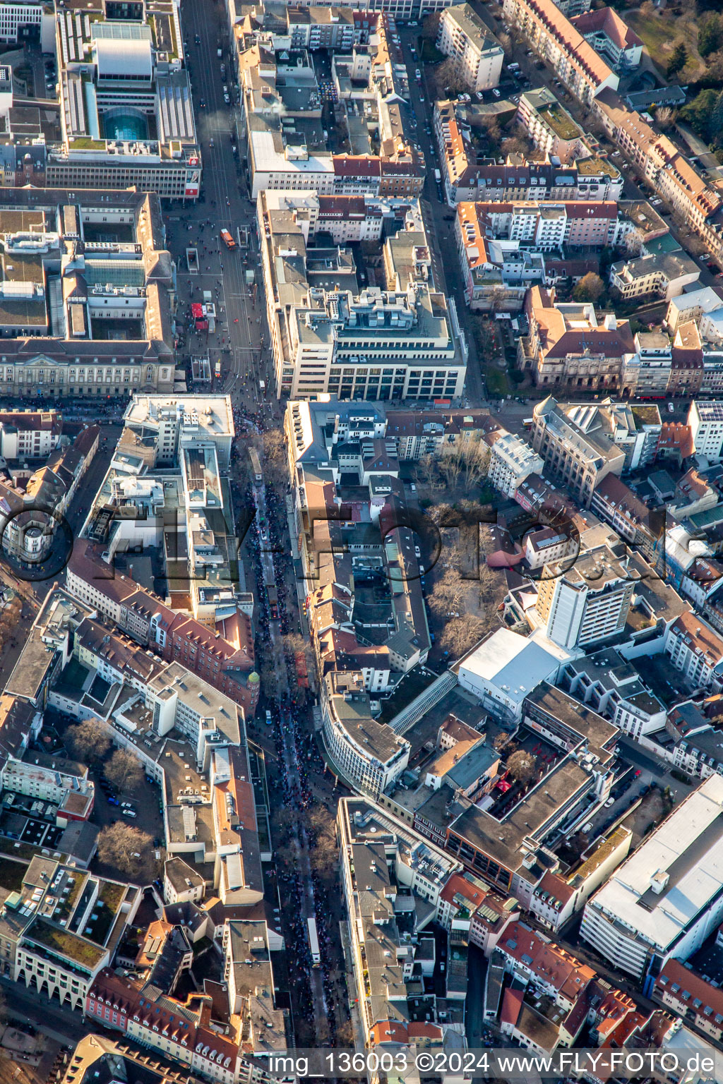 Vue aérienne de Kaiserallee x Herrenstr à le quartier Innenstadt-West in Karlsruhe dans le département Bade-Wurtemberg, Allemagne