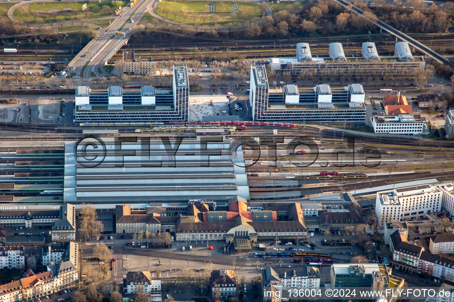 Vue aérienne de Gare centrale à le quartier Südweststadt in Karlsruhe dans le département Bade-Wurtemberg, Allemagne