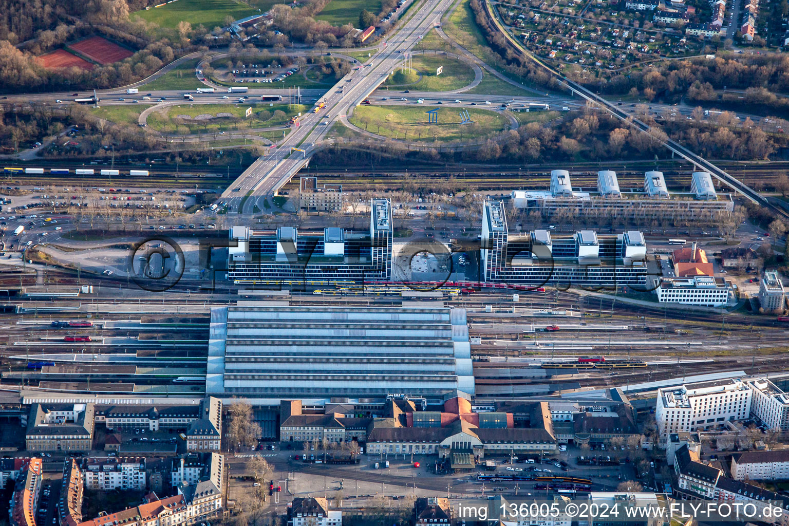 Vue aérienne de Gare centrale à le quartier Südweststadt in Karlsruhe dans le département Bade-Wurtemberg, Allemagne