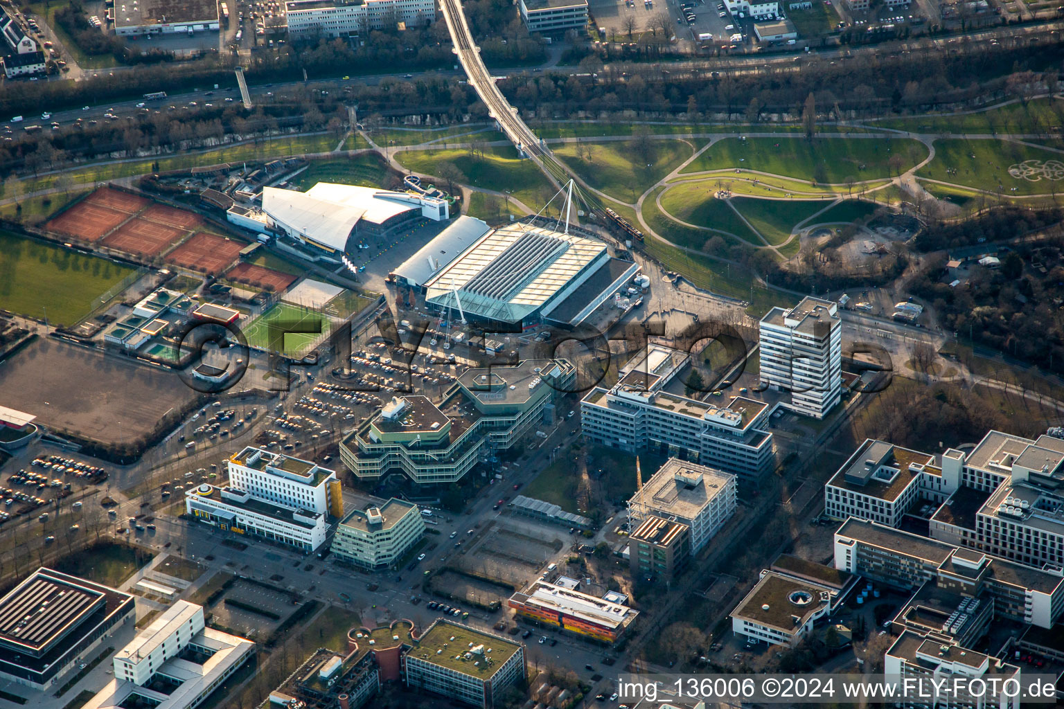 Vue aérienne de Europahalle et Europabad à le quartier Südweststadt in Karlsruhe dans le département Bade-Wurtemberg, Allemagne