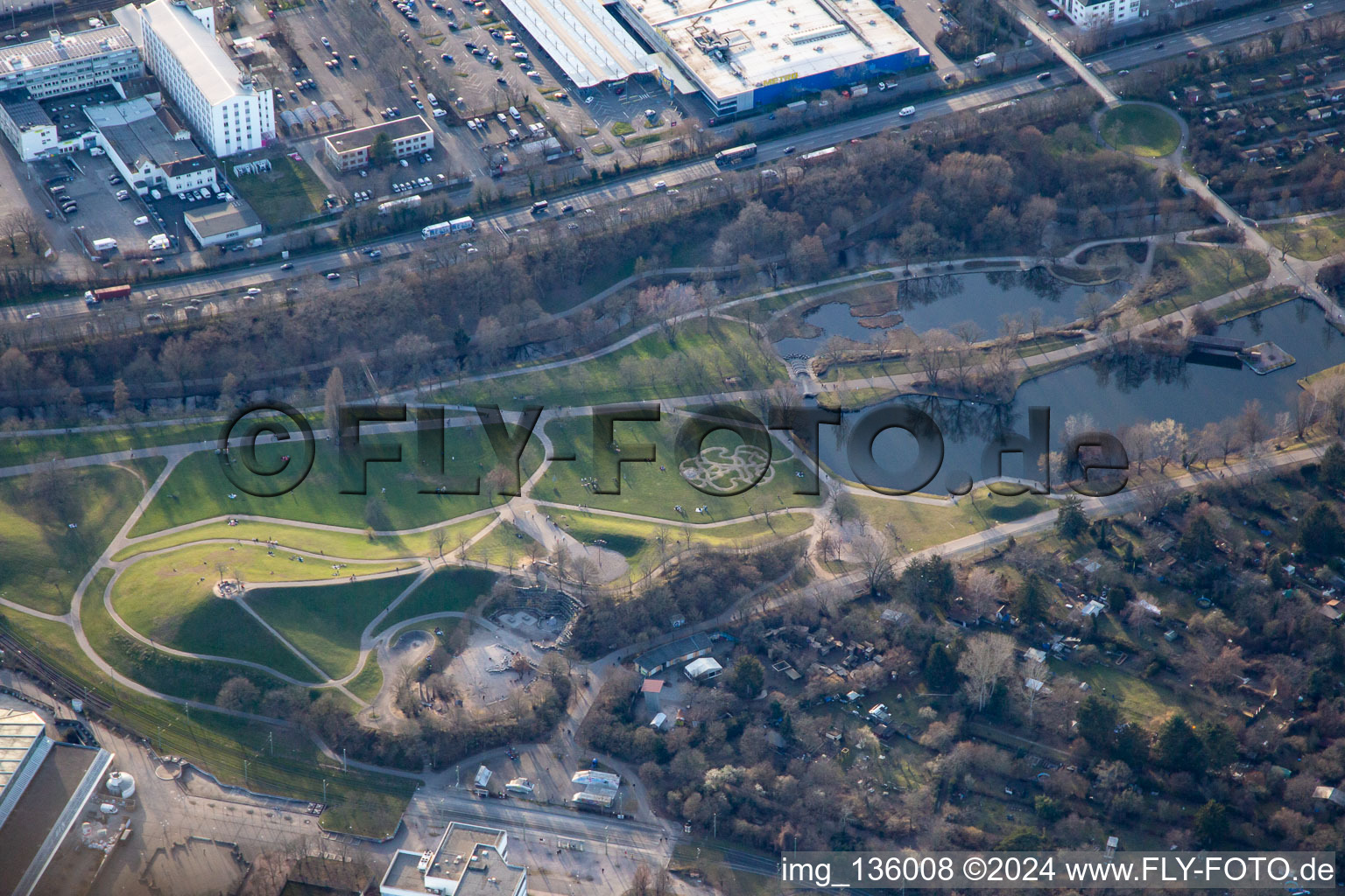 Vue aérienne de Complexe Günther Klotz avec le mont Klotz à le quartier Südweststadt in Karlsruhe dans le département Bade-Wurtemberg, Allemagne