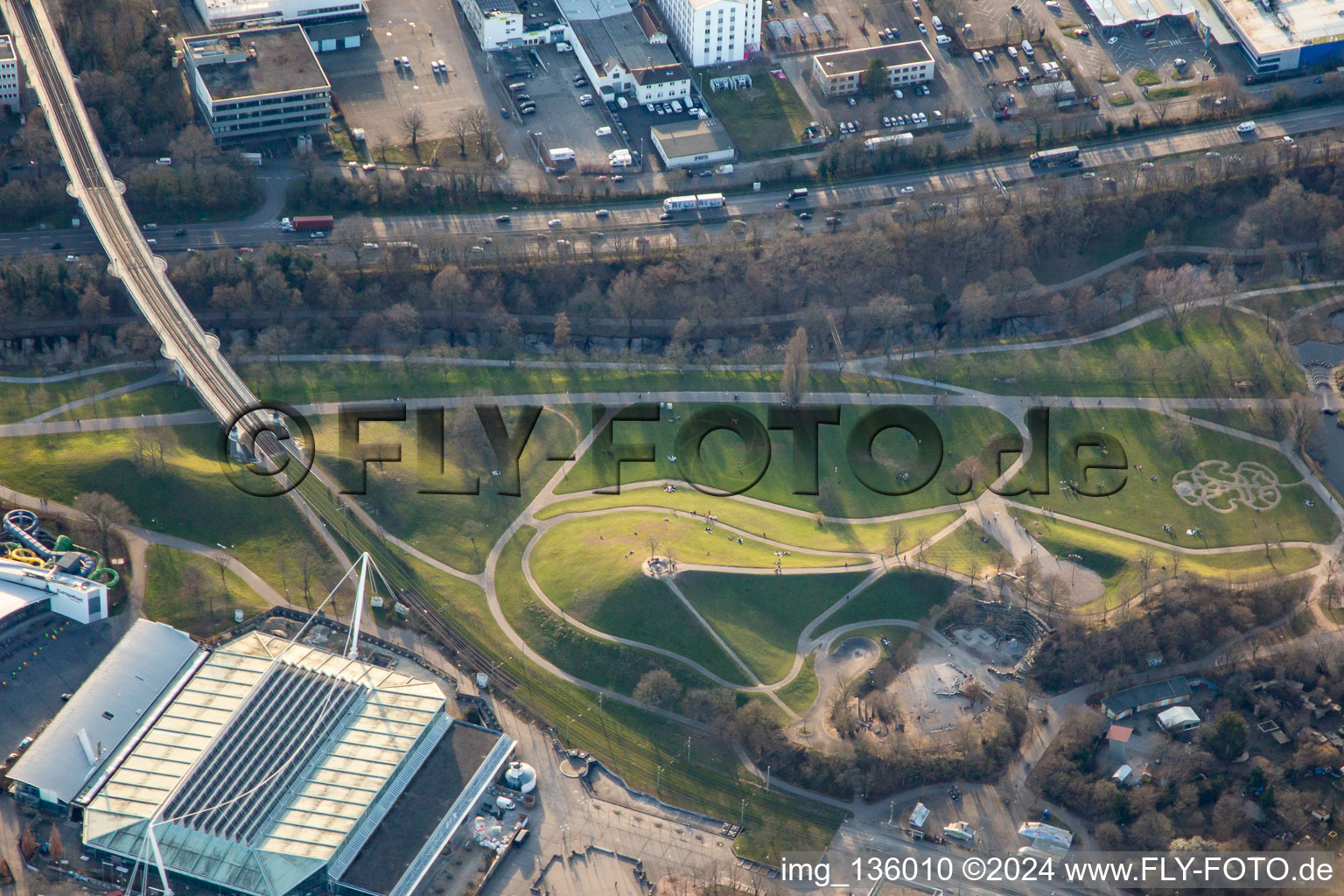 Vue aérienne de Mont Klotz dans l'installation Günther Klotz à le quartier Südweststadt in Karlsruhe dans le département Bade-Wurtemberg, Allemagne