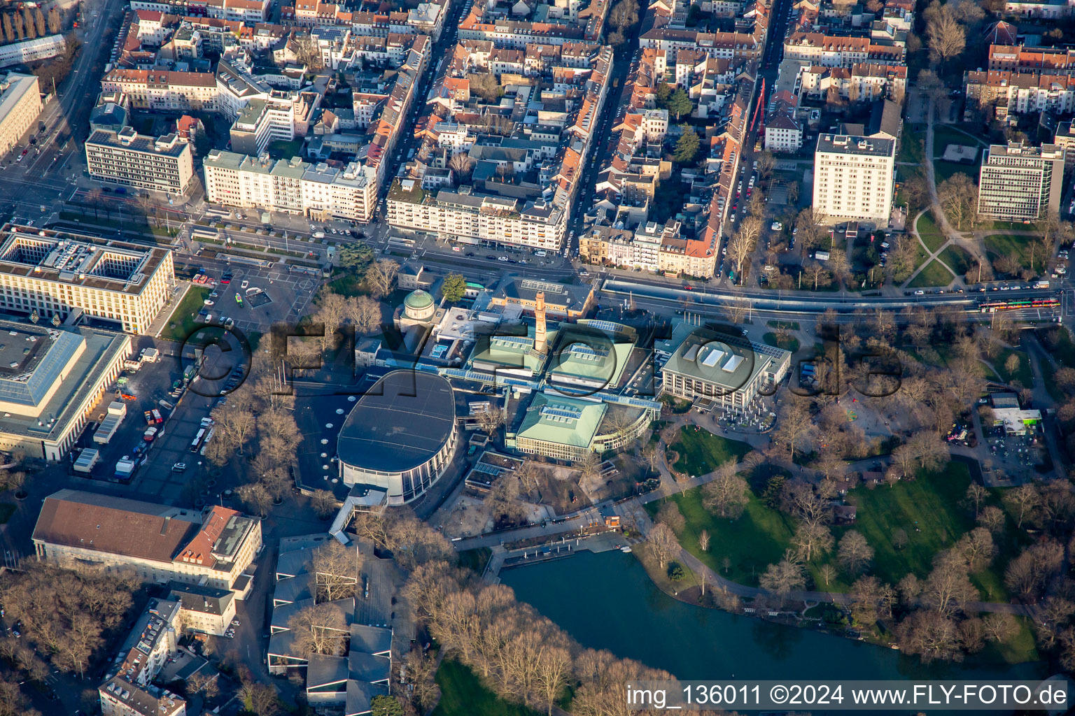 Vue aérienne de Ettlinger Straße et champ de foire avec la salle de la Forêt-Noire, le Vierortbad, la salle du jardin et la salle Nancy sur le Stadtgartensee à le quartier Südweststadt in Karlsruhe dans le département Bade-Wurtemberg, Allemagne