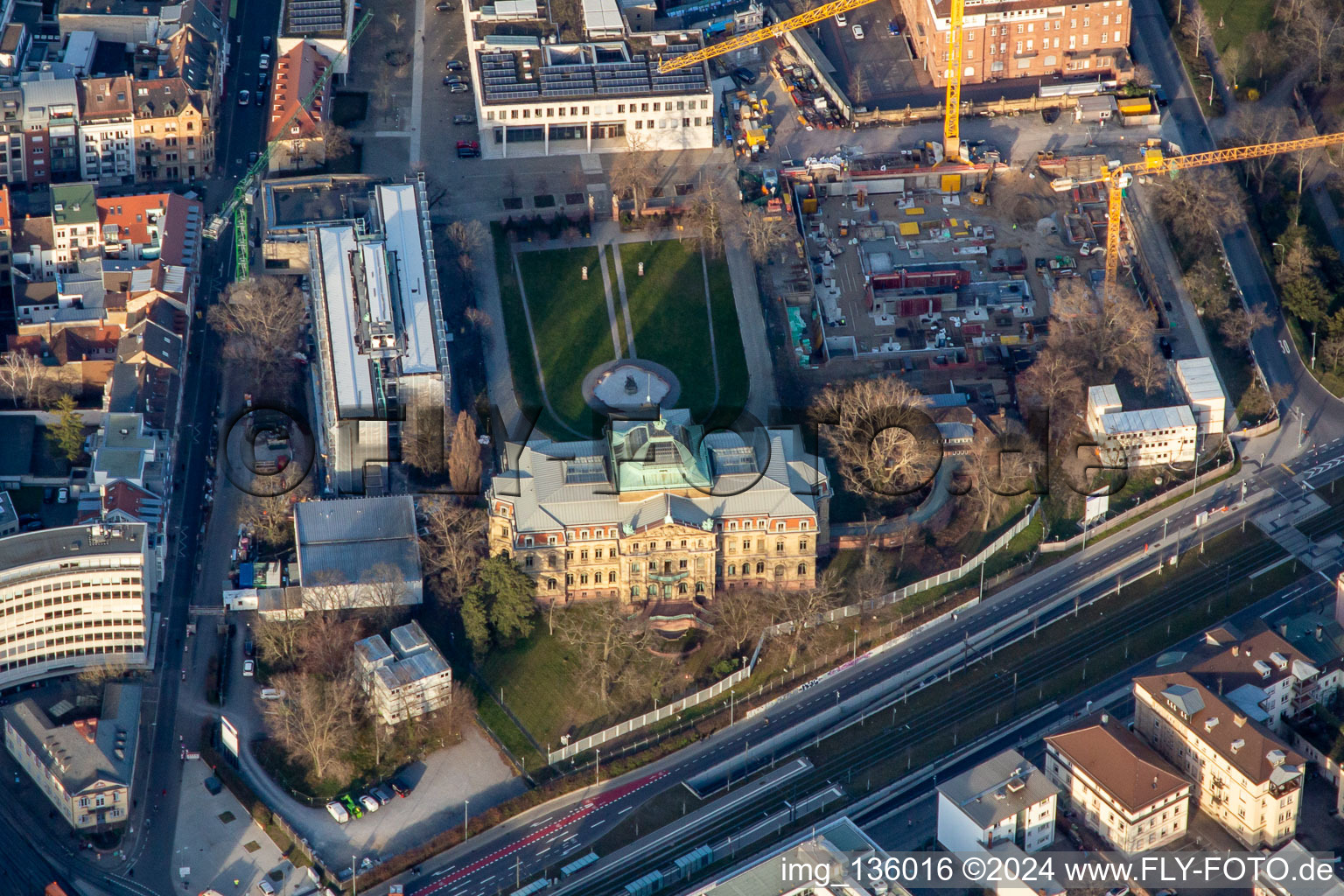 Vue aérienne de Cour fédérale de justice, Palais grand-ducal héréditaire au nord de la Kriegsstrasse nouvellement creusée à le quartier Südweststadt in Karlsruhe dans le département Bade-Wurtemberg, Allemagne