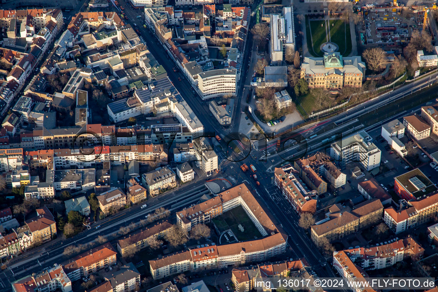 Vue aérienne de Kriegsstrasse x Karlstr à le quartier Innenstadt-West in Karlsruhe dans le département Bade-Wurtemberg, Allemagne