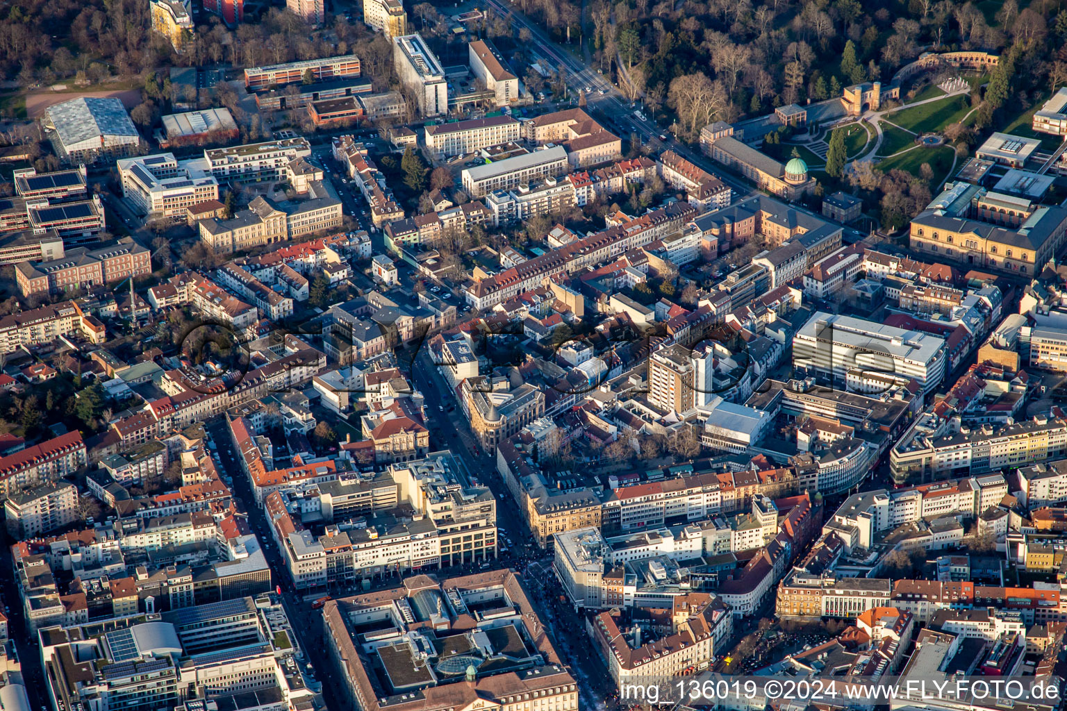 Vue aérienne de Stephanienstrasse jusqu'à l'Orangerie à le quartier Innenstadt-West in Karlsruhe dans le département Bade-Wurtemberg, Allemagne