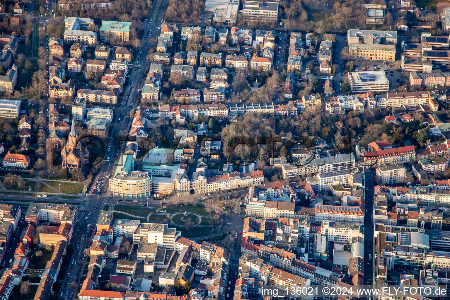 Vue aérienne de Kaiserplatz et Reinhold-Frank-Straße à le quartier Weststadt in Karlsruhe dans le département Bade-Wurtemberg, Allemagne