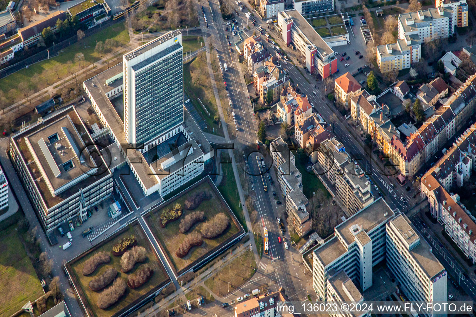 Vue aérienne de Assurance retraite allemande sur Gartenstr à le quartier Südweststadt in Karlsruhe dans le département Bade-Wurtemberg, Allemagne