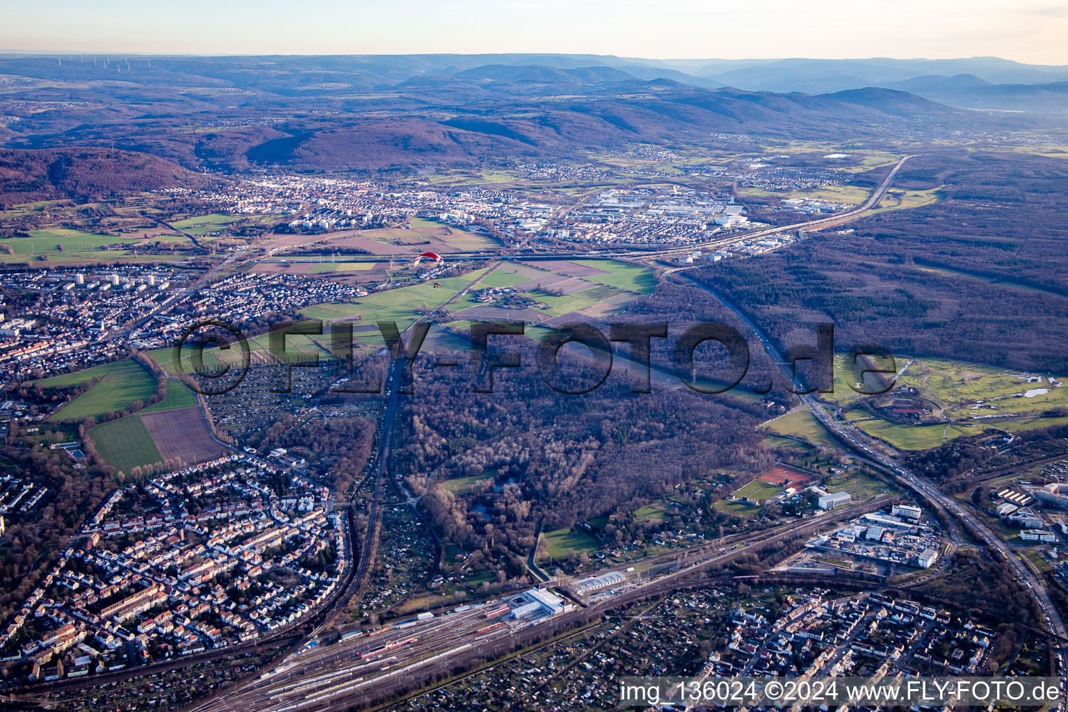 Vue aérienne de Weiherwald à le quartier Weiherfeld-Dammerstock in Karlsruhe dans le département Bade-Wurtemberg, Allemagne