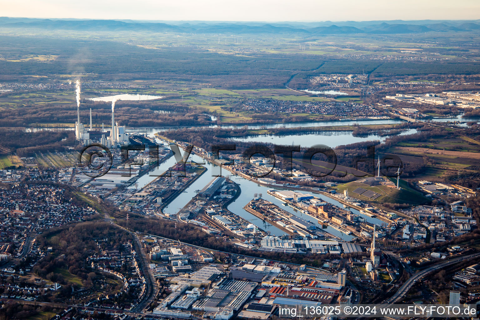 Vue aérienne de Port rhénan vu de l'est à le quartier Mühlburg in Karlsruhe dans le département Bade-Wurtemberg, Allemagne