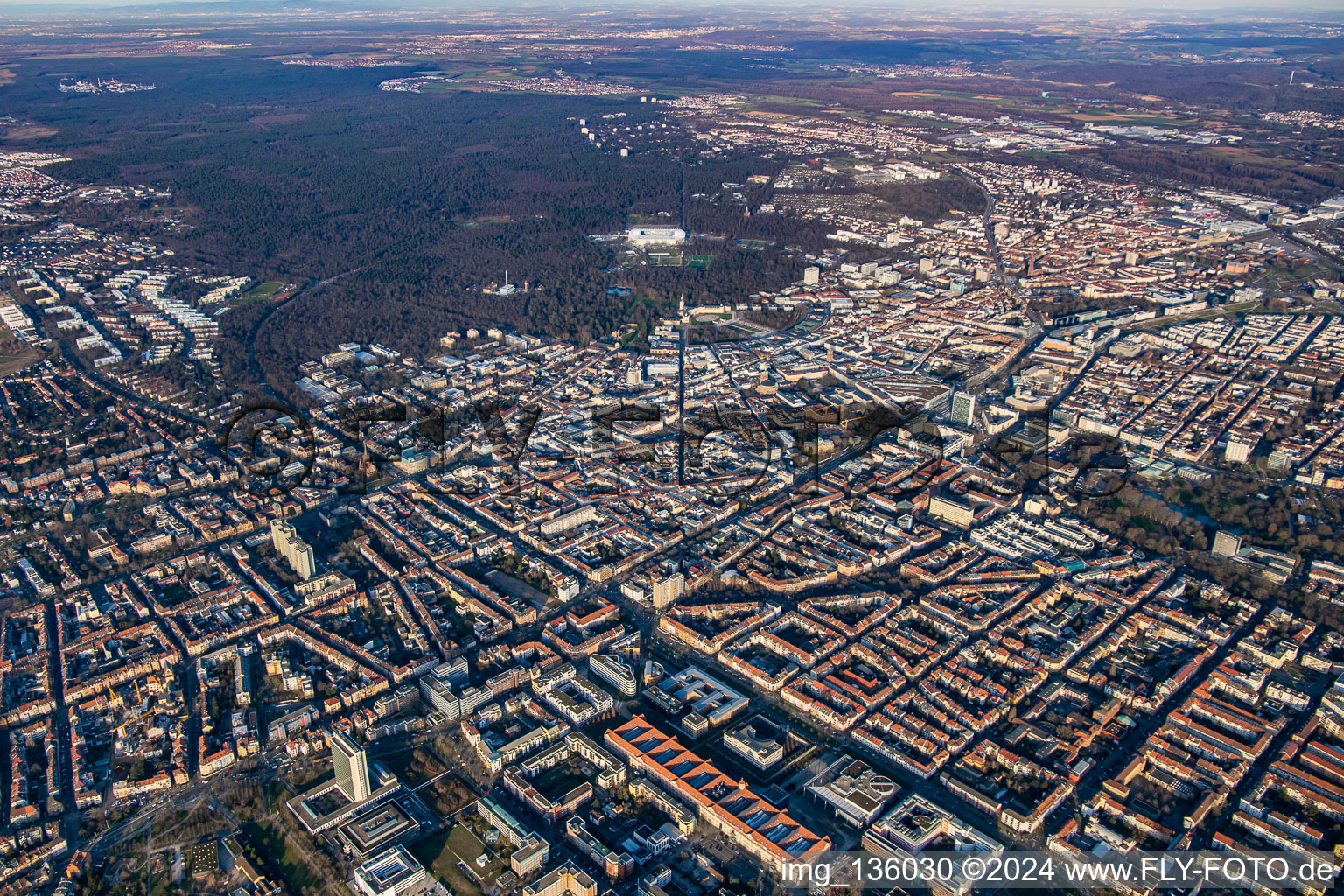 Vue aérienne de Route forestière comme rayon vers la Schloßplatz à le quartier Innenstadt-West in Karlsruhe dans le département Bade-Wurtemberg, Allemagne