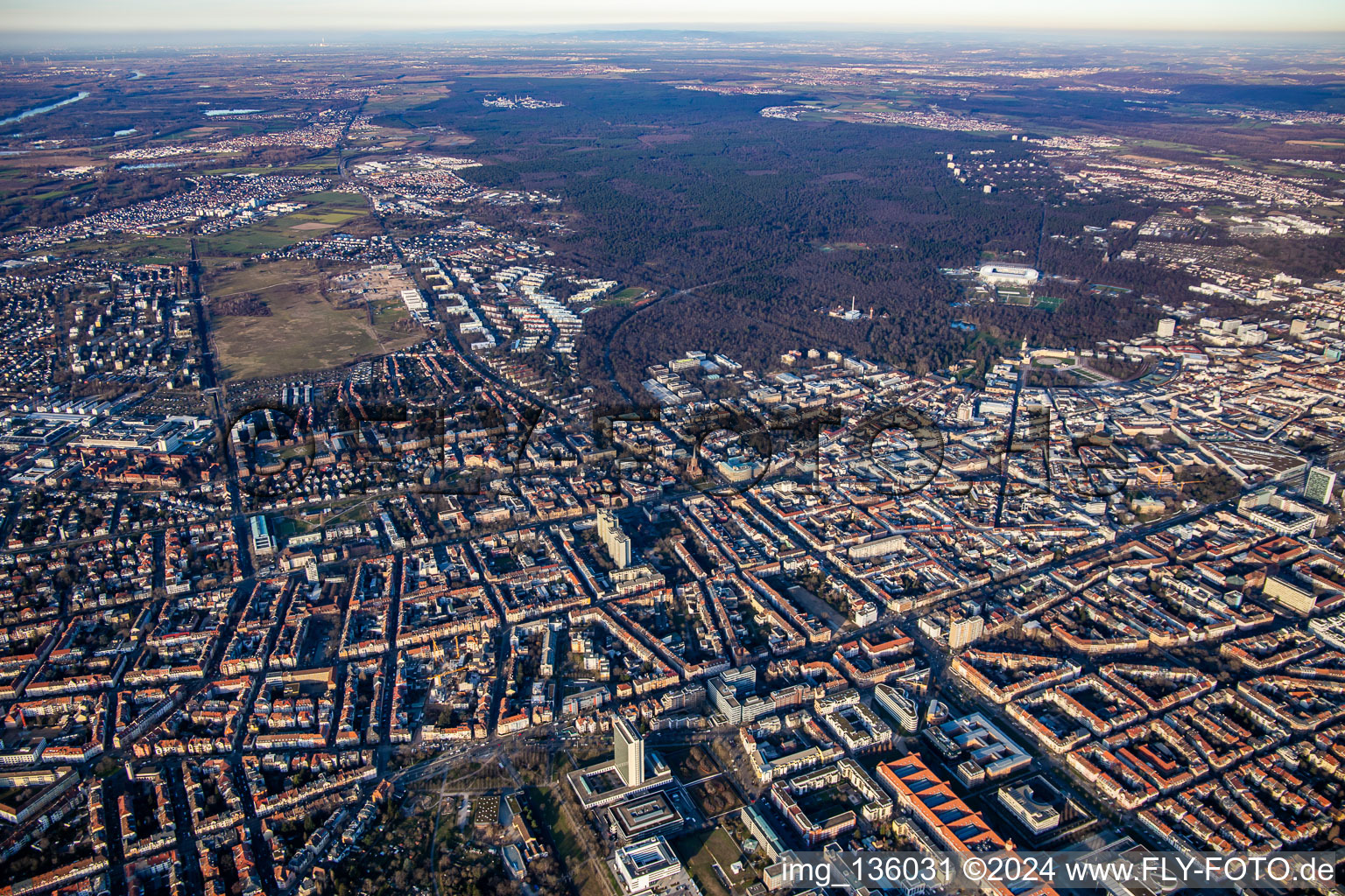 Vue aérienne de Reinhold-Frank-Straße pour Adenauerring à le quartier Weststadt in Karlsruhe dans le département Bade-Wurtemberg, Allemagne