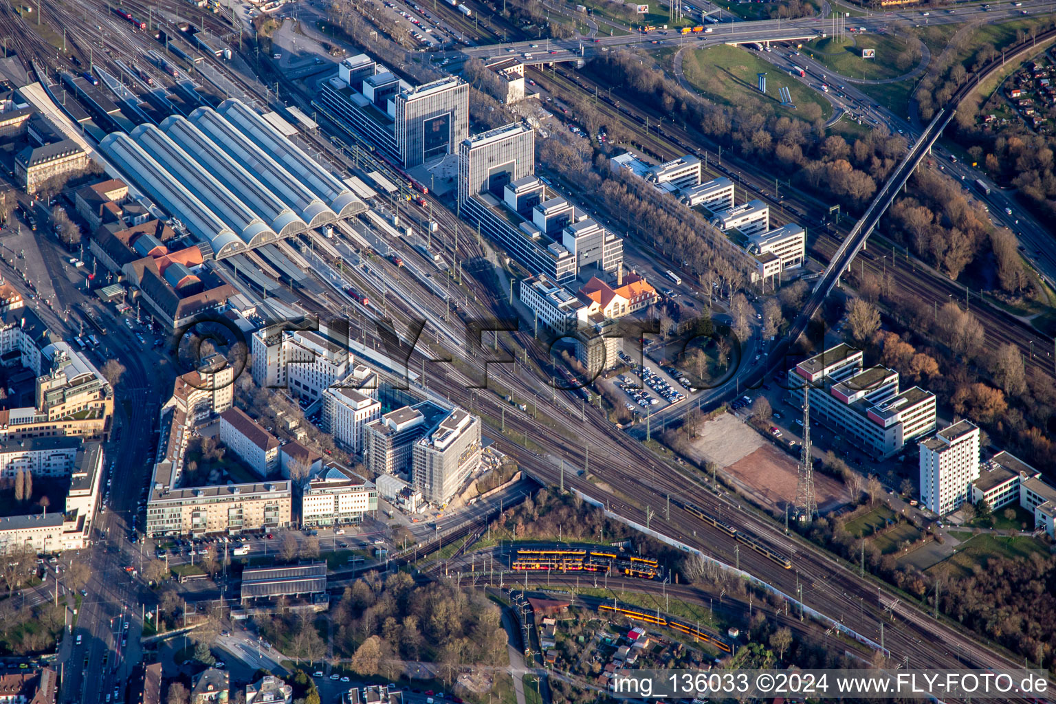 Vue aérienne de Gare d'Albtal et gare principale à le quartier Südweststadt in Karlsruhe dans le département Bade-Wurtemberg, Allemagne