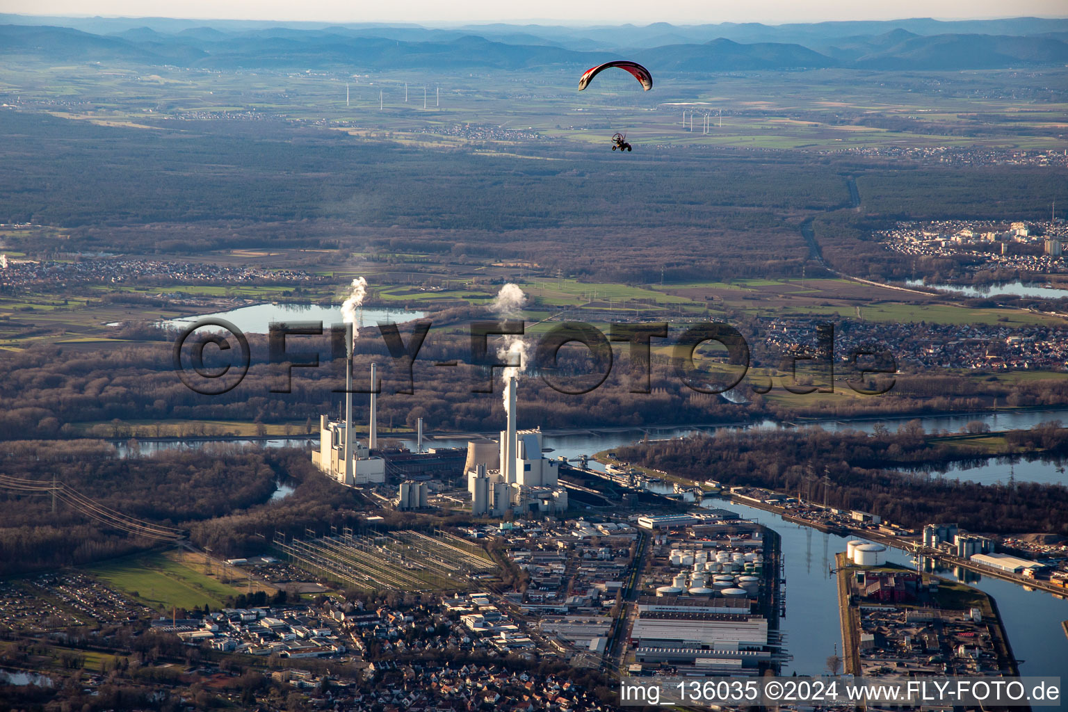 Vue aérienne de Centrale électrique EnBW du Rhin à le quartier Daxlanden in Karlsruhe dans le département Bade-Wurtemberg, Allemagne