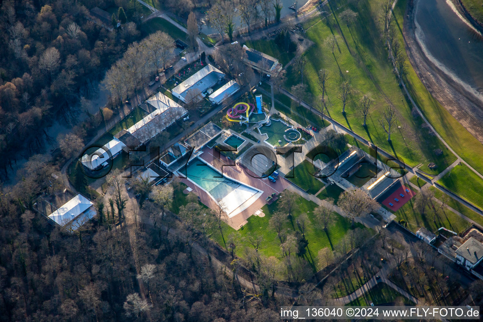 Vue aérienne de Rheinstrandbad Rappenwörth en hibernation à le quartier Daxlanden in Karlsruhe dans le département Bade-Wurtemberg, Allemagne