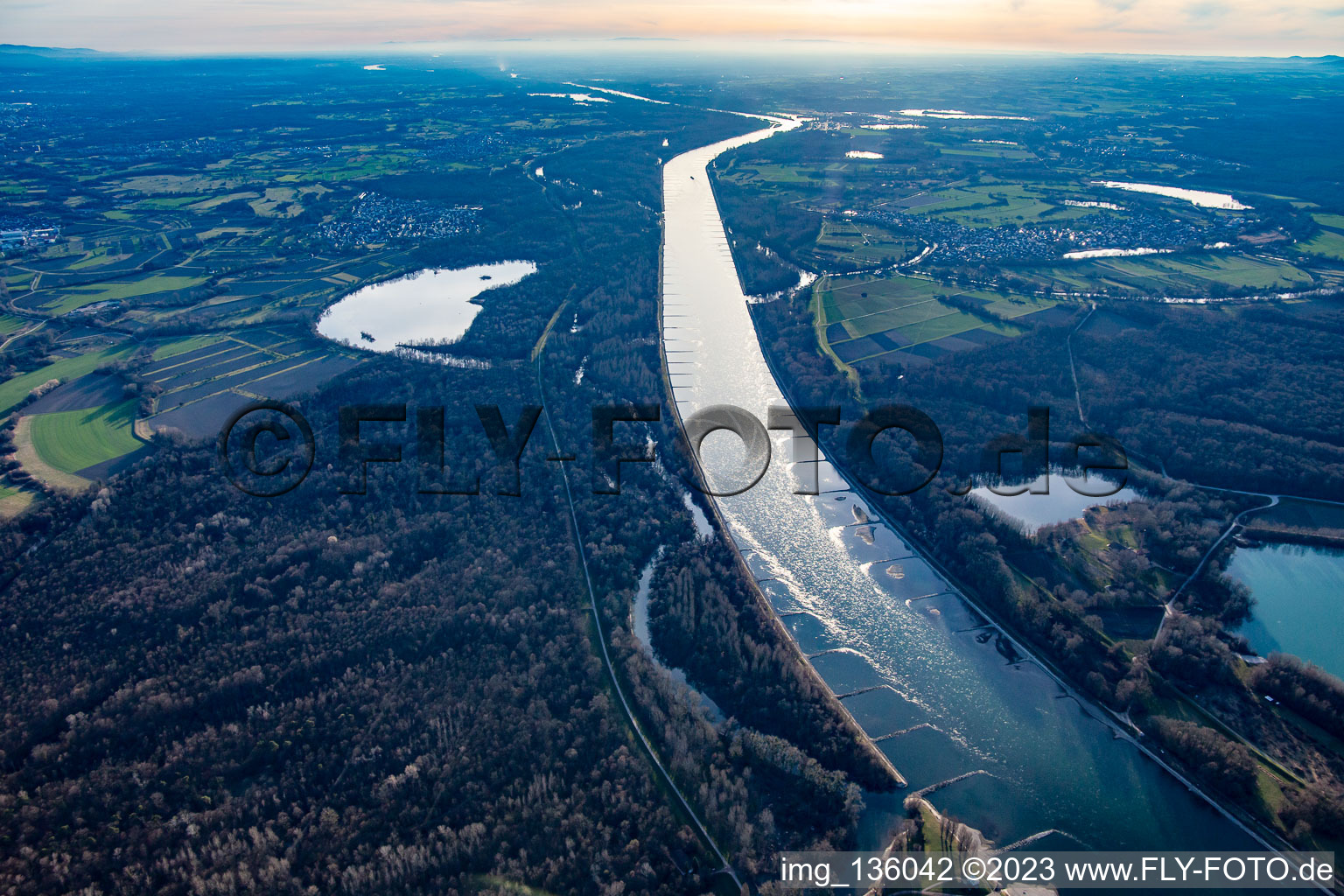 Vue aérienne de Lac Ferma dans les plaines inondables du Rhin du Vieux Rhin à le quartier Neuburgweier in Rheinstetten dans le département Bade-Wurtemberg, Allemagne
