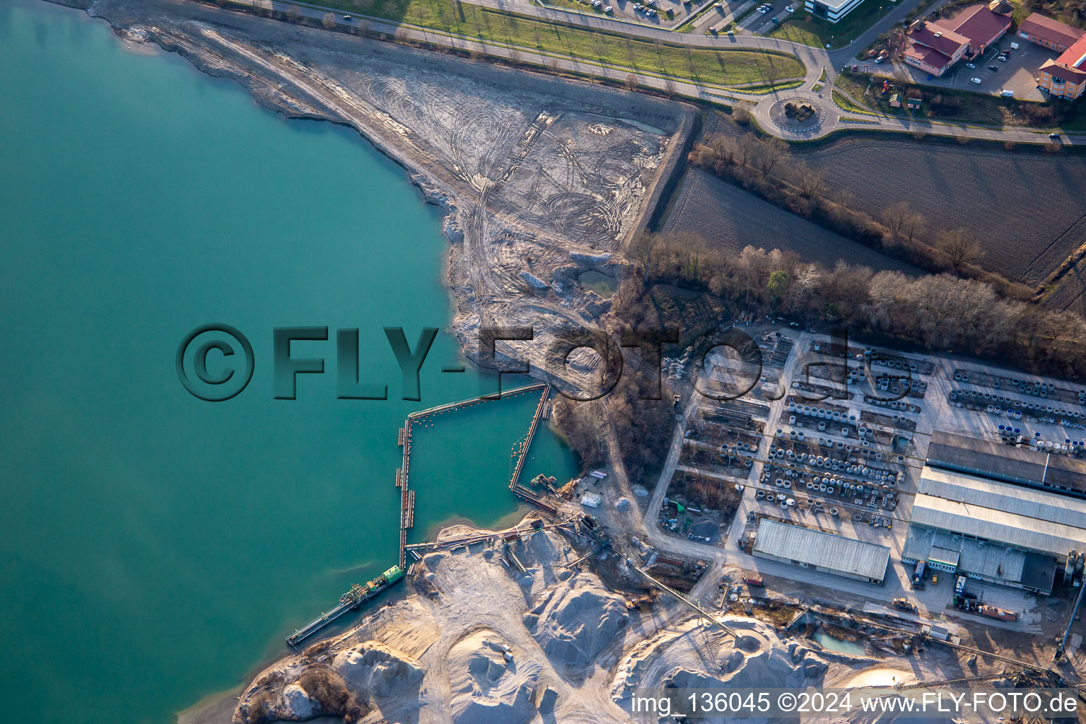 Vue aérienne de Site de l'usine 3A Beton GmbH au bord du lac de carrière à Hagenbach dans le département Rhénanie-Palatinat, Allemagne