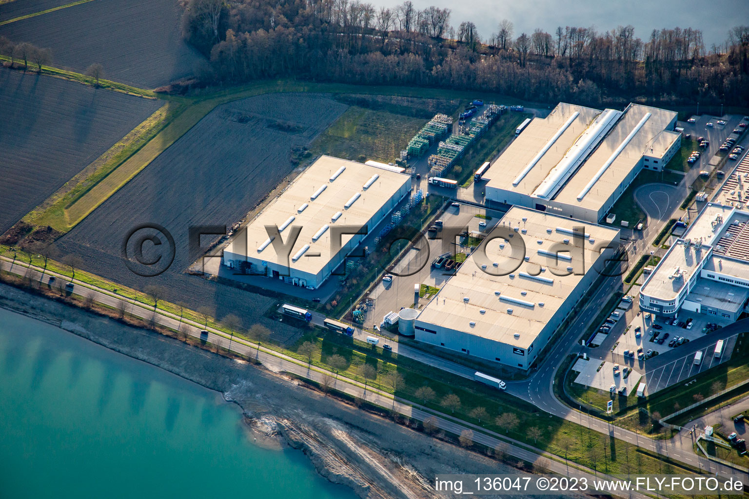 Vue aérienne de Locaux d'usine de portes nobles et Linde & Wiemann à Hagenbach dans le département Rhénanie-Palatinat, Allemagne