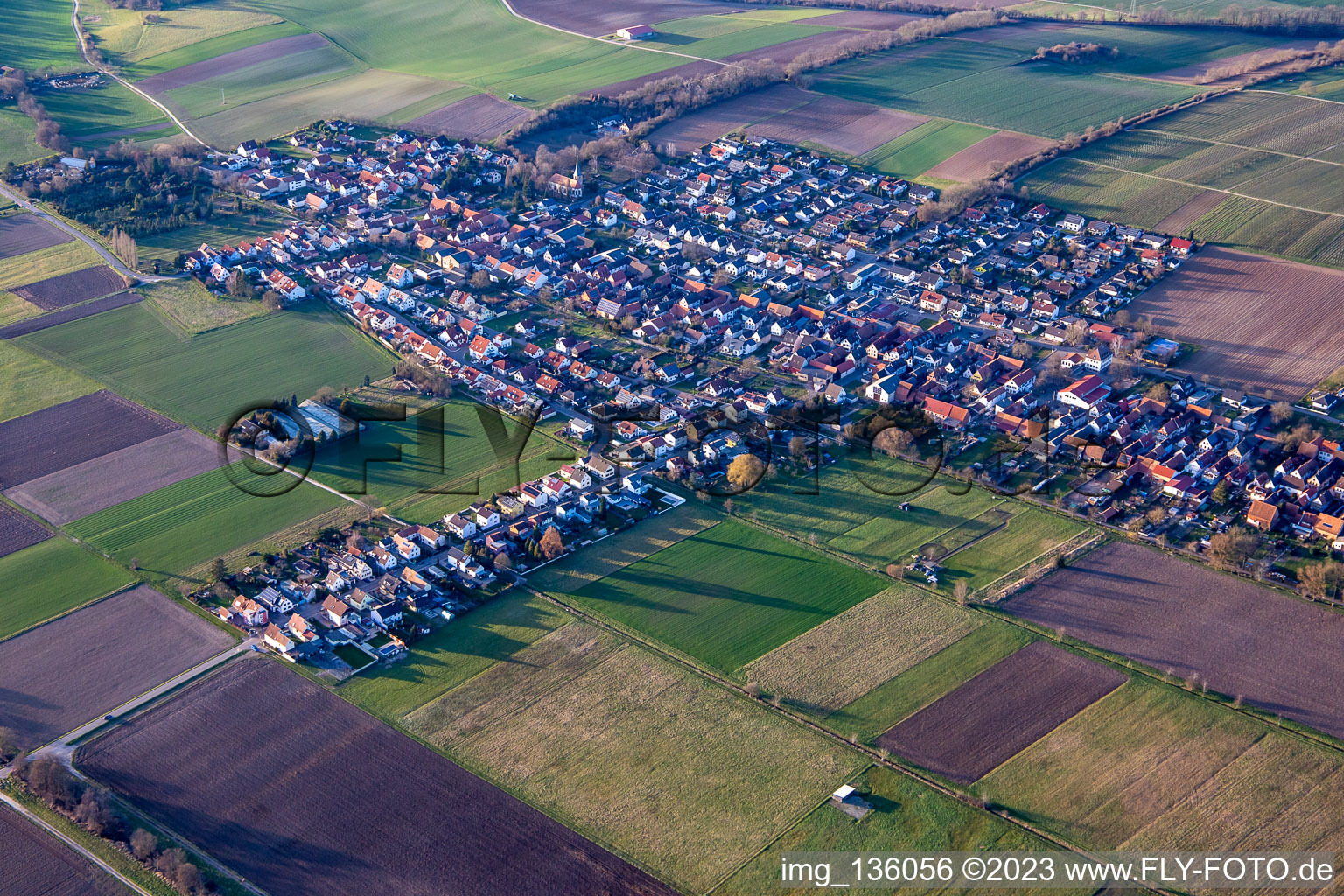 Vue aérienne de Du sud-est à Freckenfeld dans le département Rhénanie-Palatinat, Allemagne