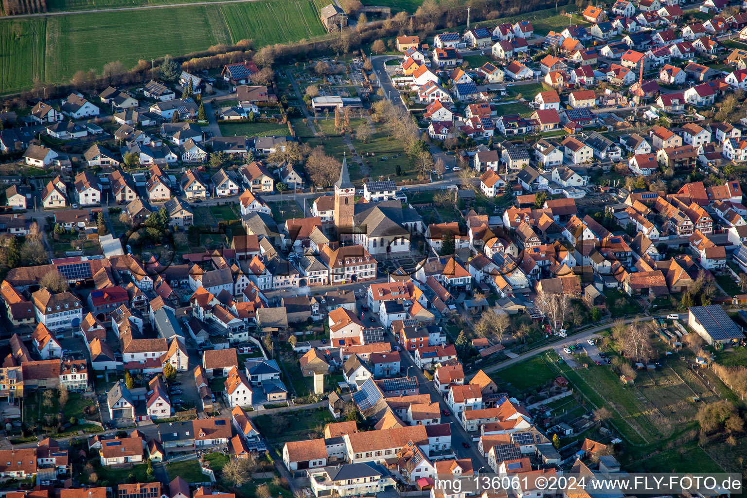 Vue aérienne de Rue Haupt à le quartier Schaidt in Wörth am Rhein dans le département Rhénanie-Palatinat, Allemagne