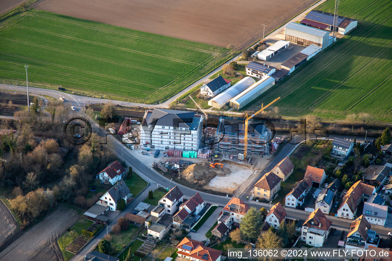 Vue aérienne de Nouvelle construction d'un appartement adapté à l'âge au passage à niveau à le quartier Schaidt in Wörth am Rhein dans le département Rhénanie-Palatinat, Allemagne