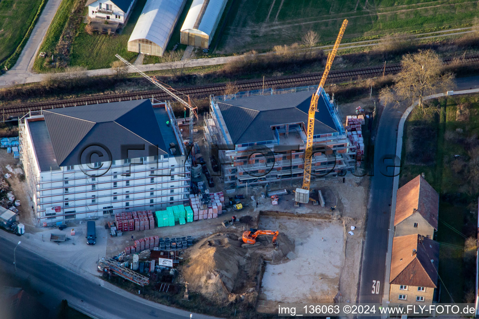 Vue aérienne de Nouvelle construction d'un appartement adapté à l'âge au passage à niveau à le quartier Schaidt in Wörth am Rhein dans le département Rhénanie-Palatinat, Allemagne