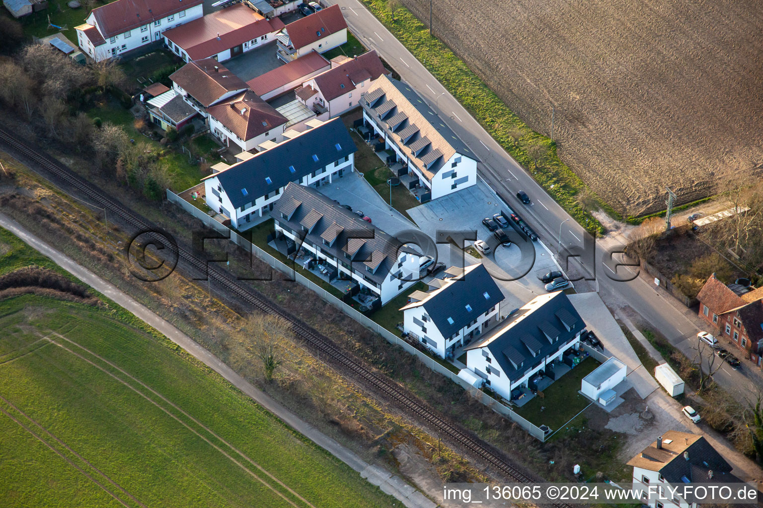 Vue aérienne de Nouveau développement de maisons mitoyennes à la gare de Schaidter à Steinfeld dans le département Rhénanie-Palatinat, Allemagne