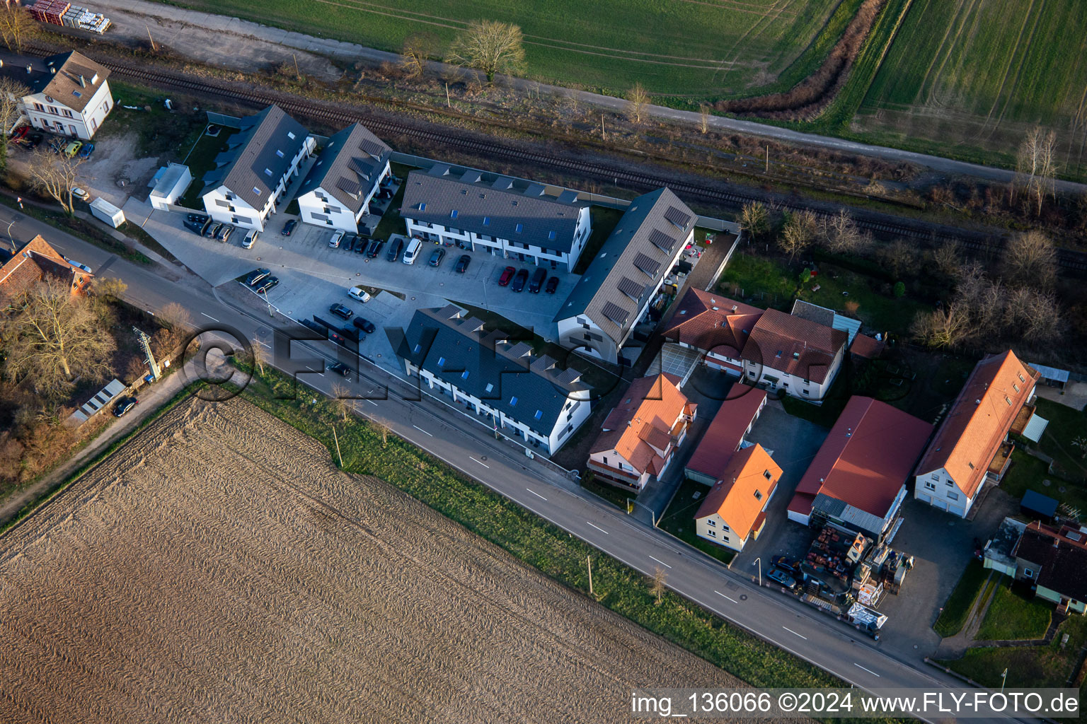 Vue aérienne de Nouveau développement de maisons mitoyennes à la gare de Schaidter à Steinfeld dans le département Rhénanie-Palatinat, Allemagne