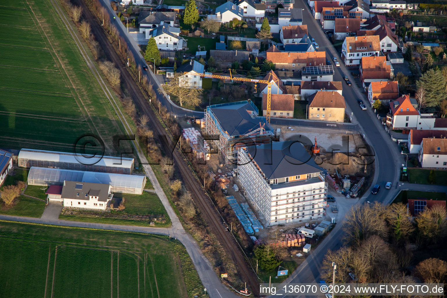 Vue oblique de Nouvelle construction d'un appartement adapté à l'âge au passage à niveau à le quartier Schaidt in Wörth am Rhein dans le département Rhénanie-Palatinat, Allemagne