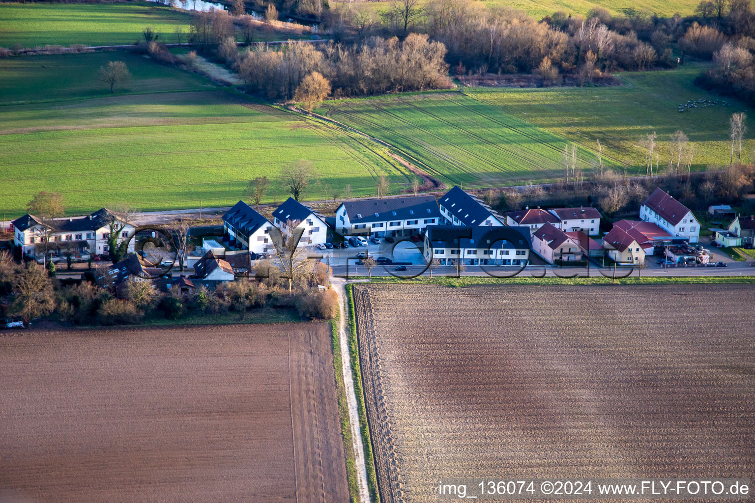 Photographie aérienne de Nouveau développement de maisons mitoyennes à la gare de Schaidter à Steinfeld dans le département Rhénanie-Palatinat, Allemagne